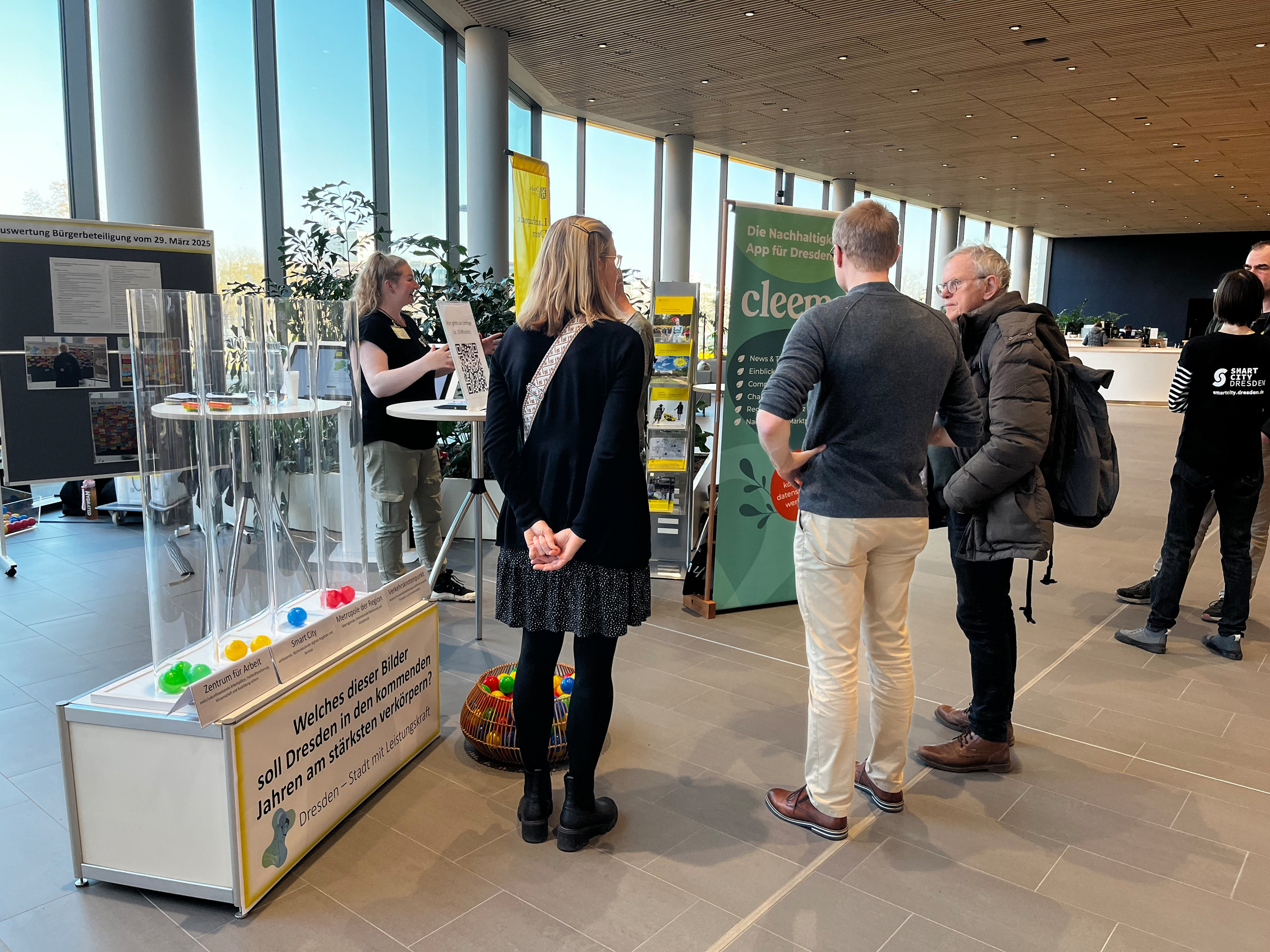 Frauen und Männer stehen zusammen und unterhalten sich