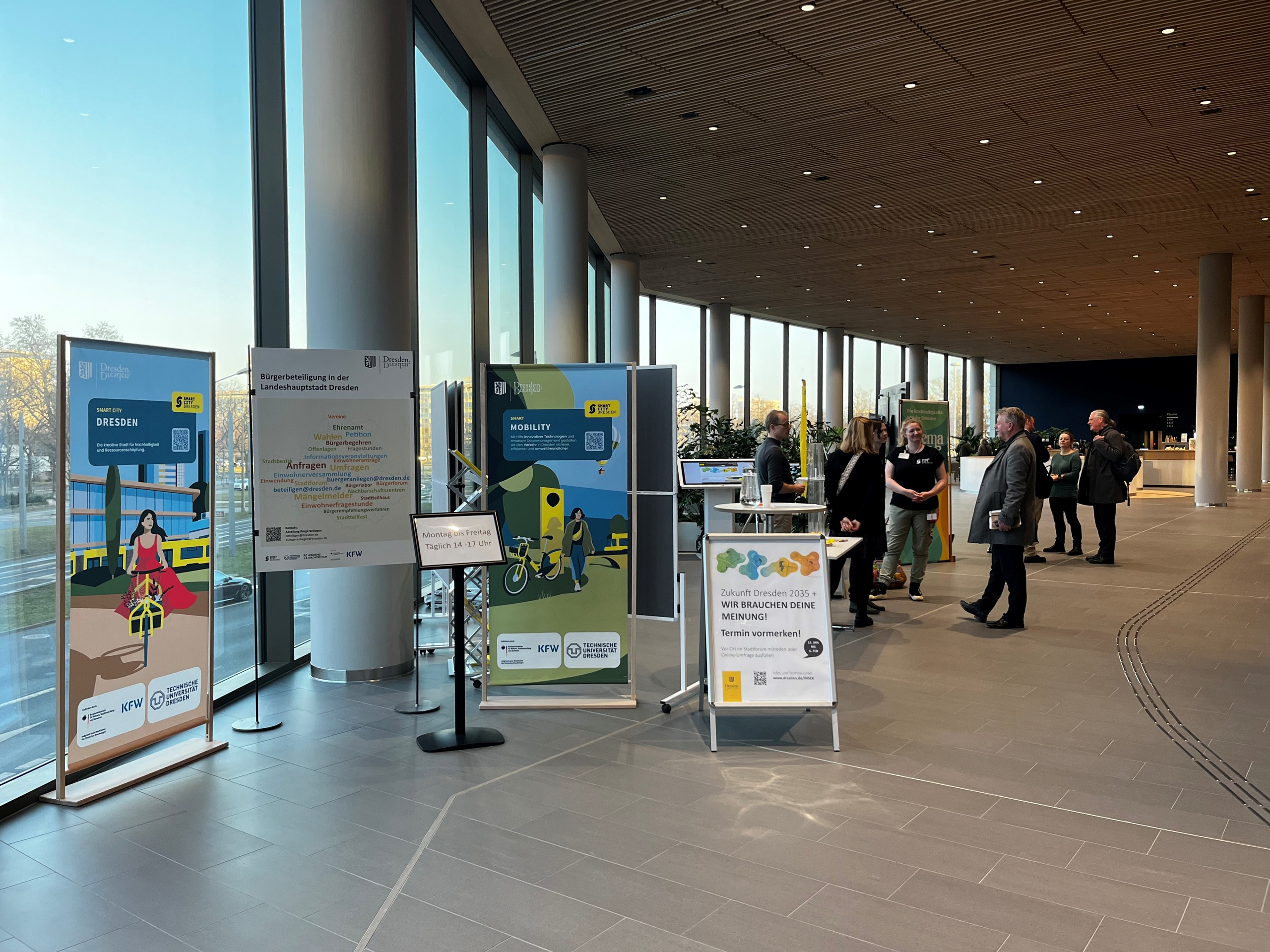 Frauen und Männer stehen zusammen und unterhalten sich