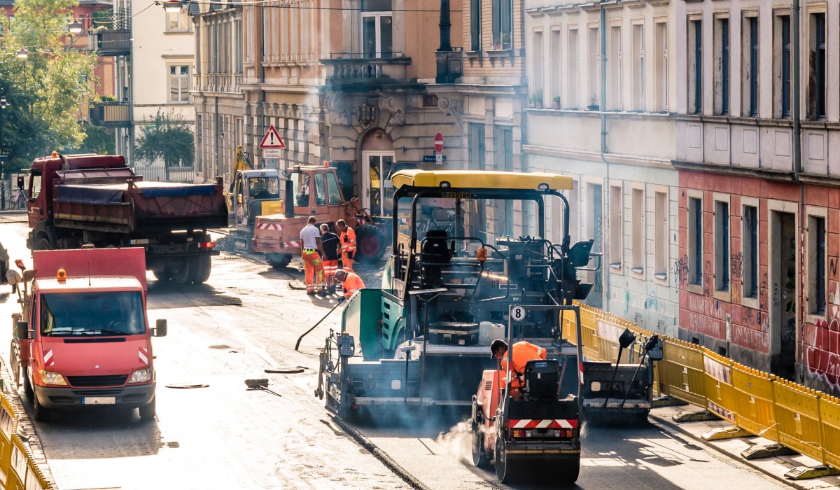 Bauarbeiter auf einer Baustelle zur Sanierung einer Straße