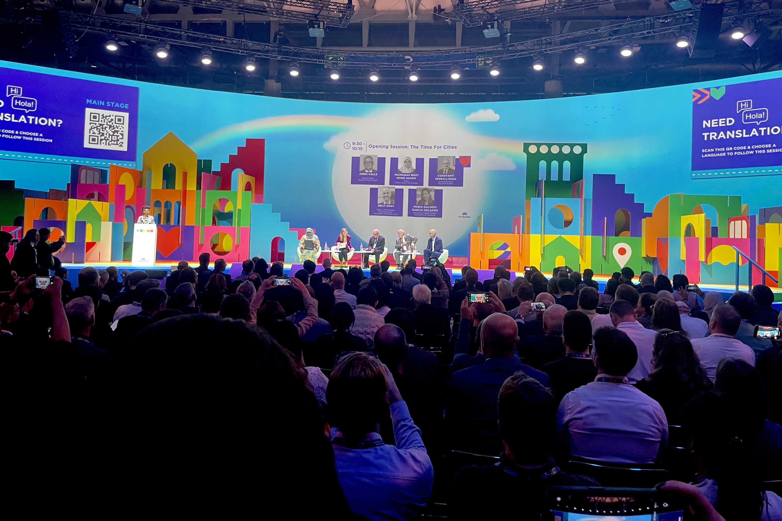 Blick aus dem Publikum auf eine Podiumsdiskussion