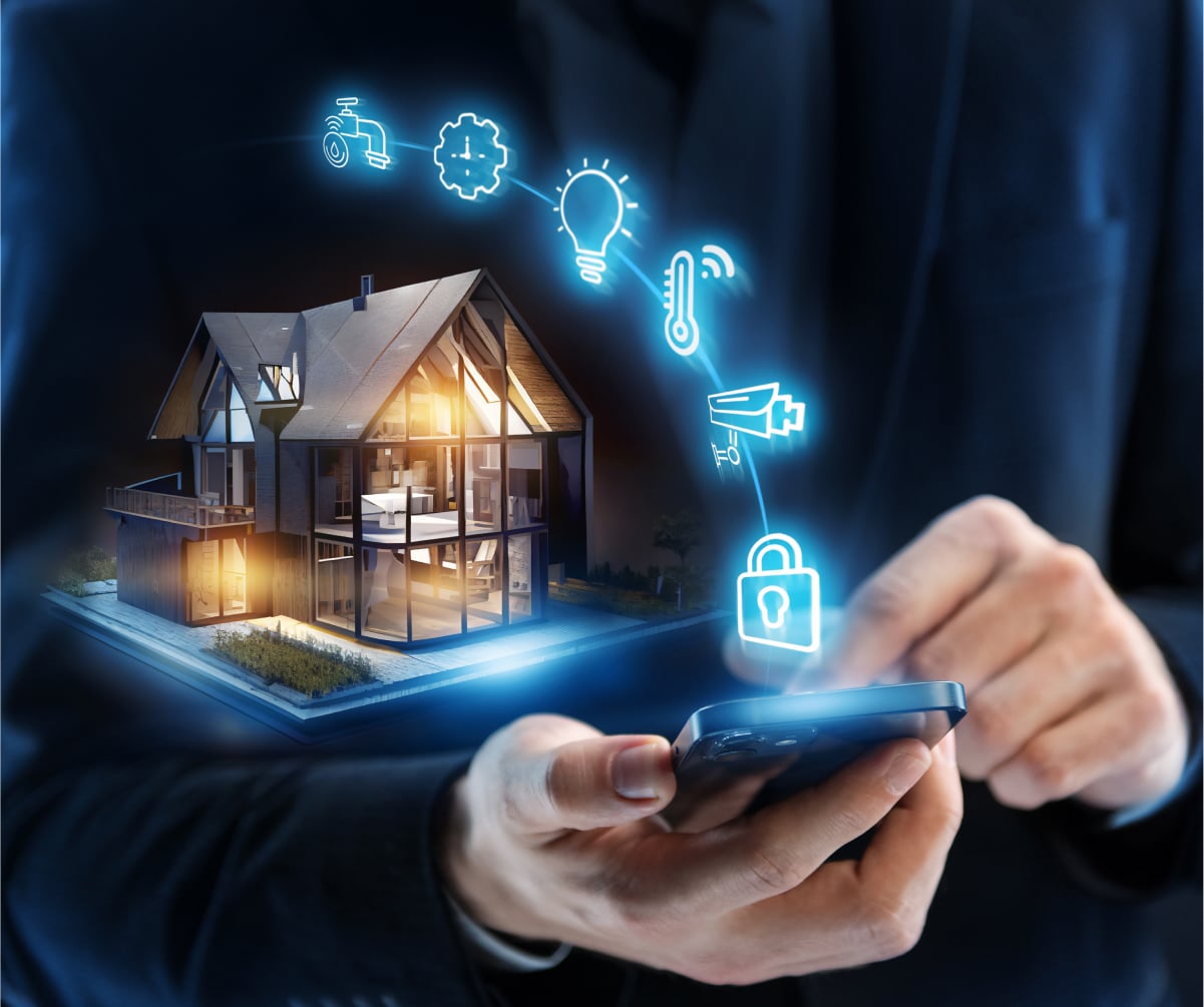 Collage mit einem energieeffizienten Haus und Icons, die über einem Smartphone schweben
