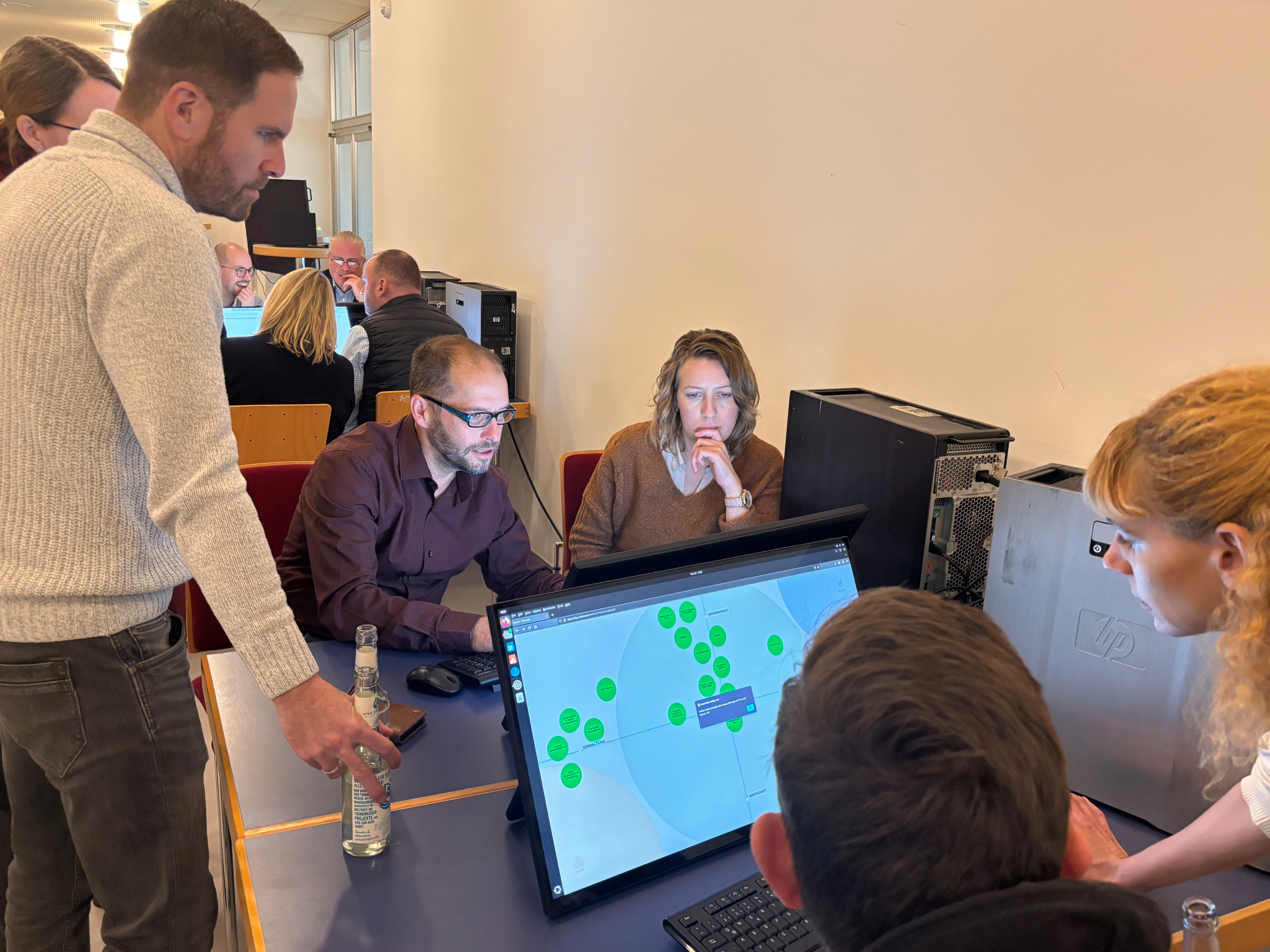 Workshopteilnehmende sitzen vor Computerbildschirmen