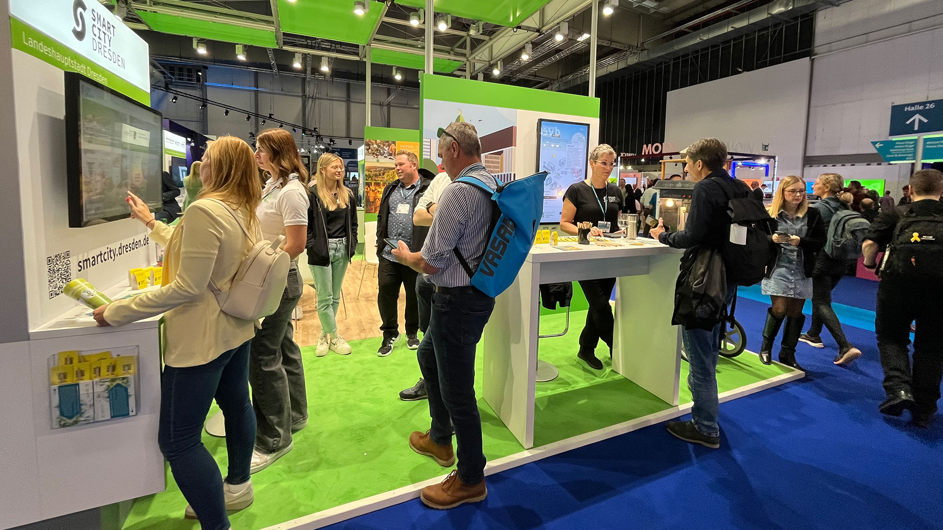 Interessierte Besucher am Dresdner Messestand im Gespräch