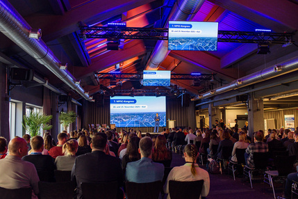 Blick aus dem Publikum auf die Bühne