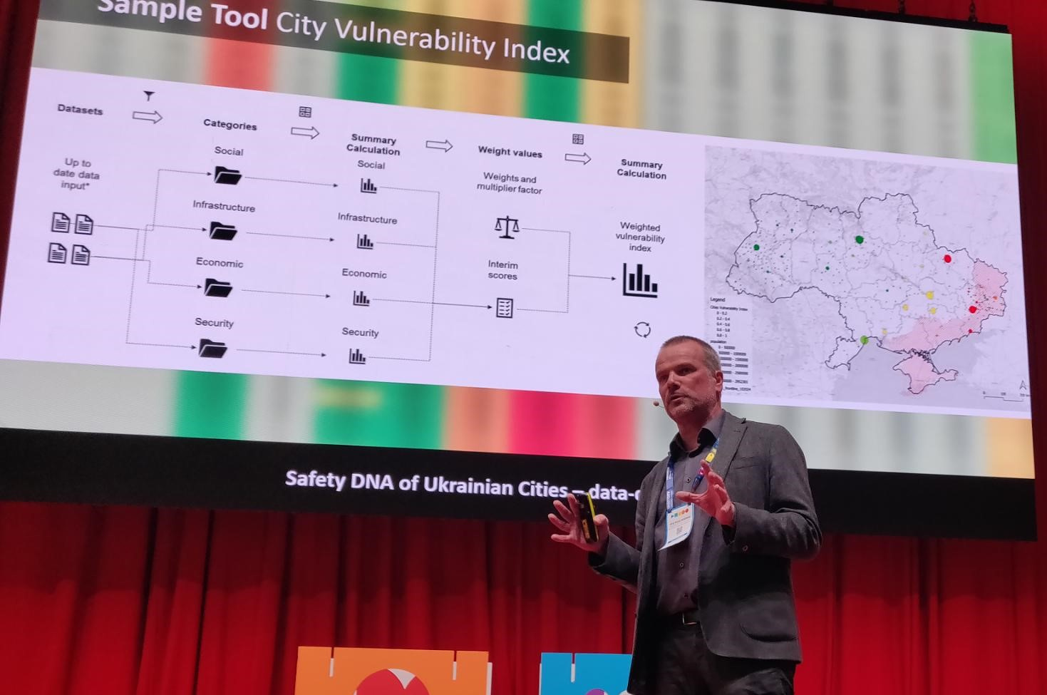 Vortragender vor einer Leinwand