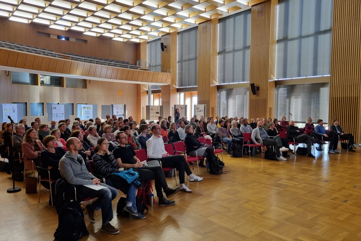 Sitzendes Publikum in einem großen Saal