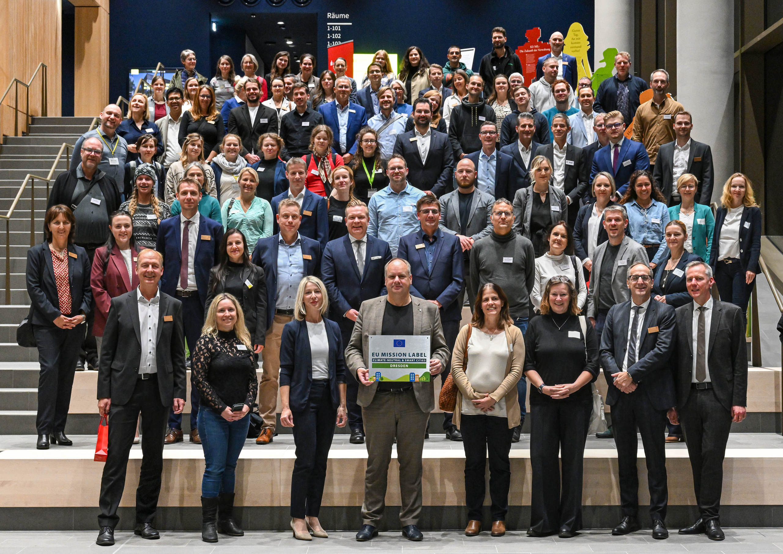 Teilnehmende der Veranstaltung auf der Treppe als Gruppe
