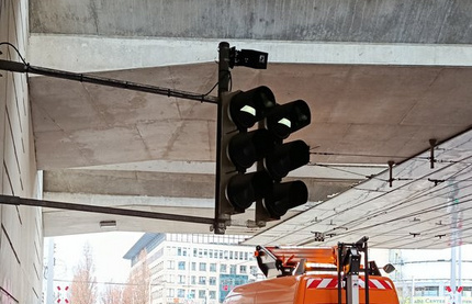 Installation einer Kamera unter einer Brücke