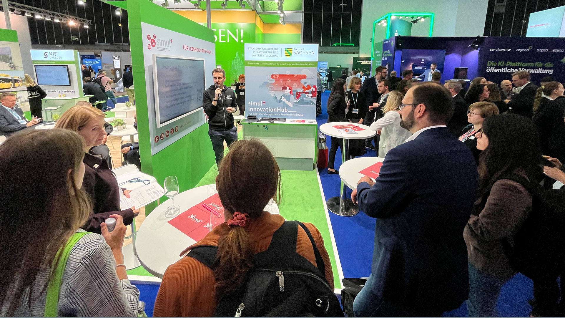 Vortrag am sächsischen Messestand vor interessierten Zuhörern