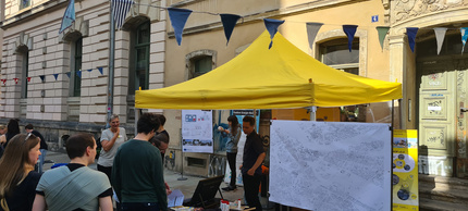 Menschen besuchen den Stand von Neutralpath und kommen mit den Mitarbeitenden ins Gespräch.