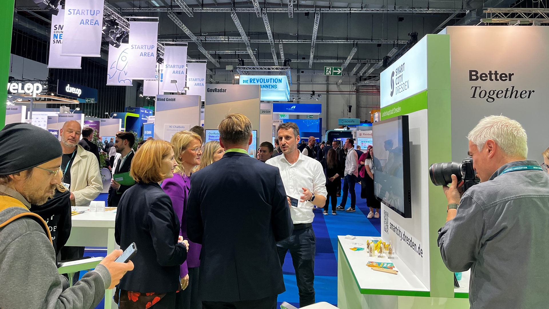 Interessierte Besucher am Dresdner Messestand im Gespräch