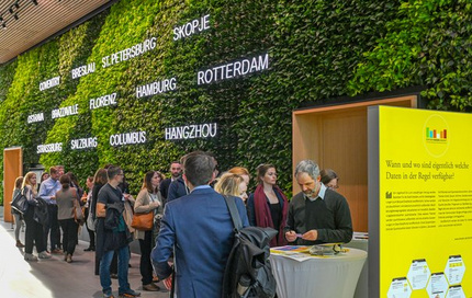 Menschenschlange bei der Anmeldung