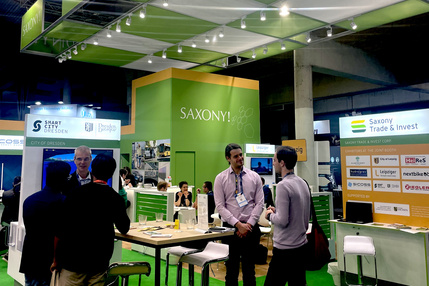 Sächsischer Messestand, im Vordergrund unterhalten sich die Vertreter mit Besuchern