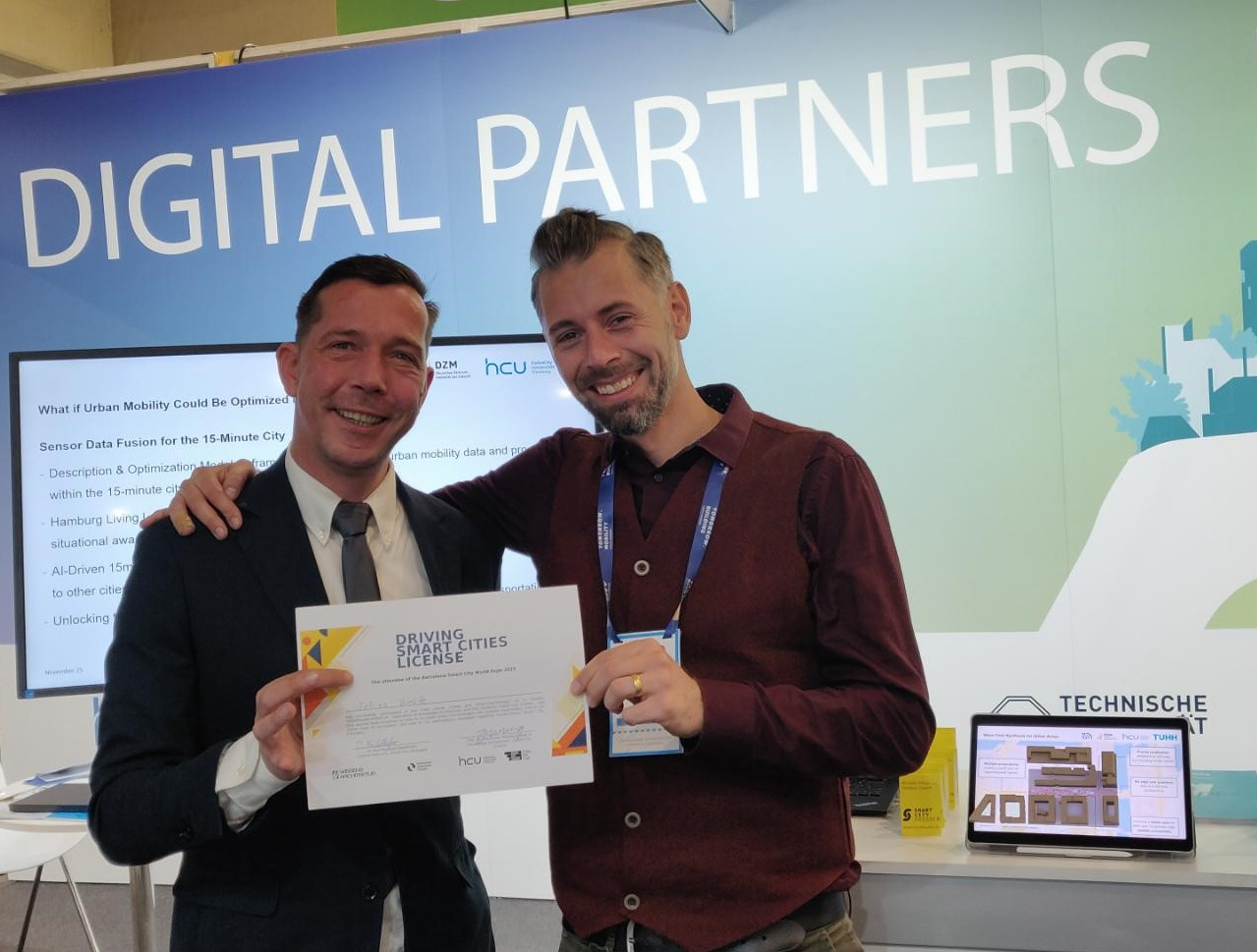 Wissenschaftler und Besucher mit einem "Smart-City-Führerschein"