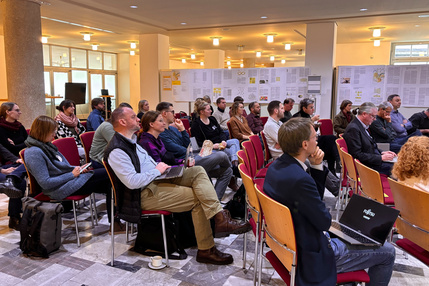 Teilnehmende sitzen im Auditorium.
