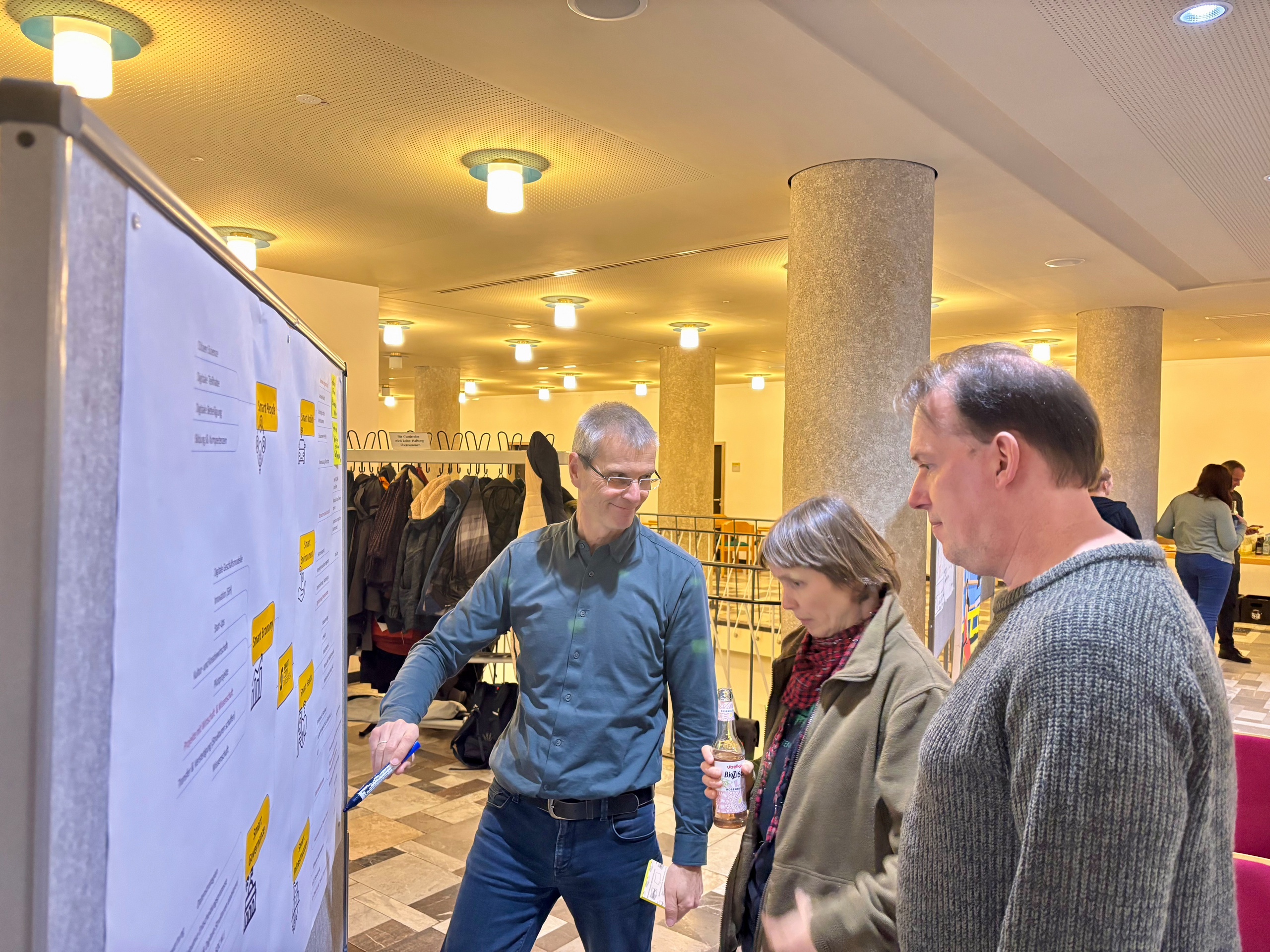 Teilnehmende vor einem Flipchart