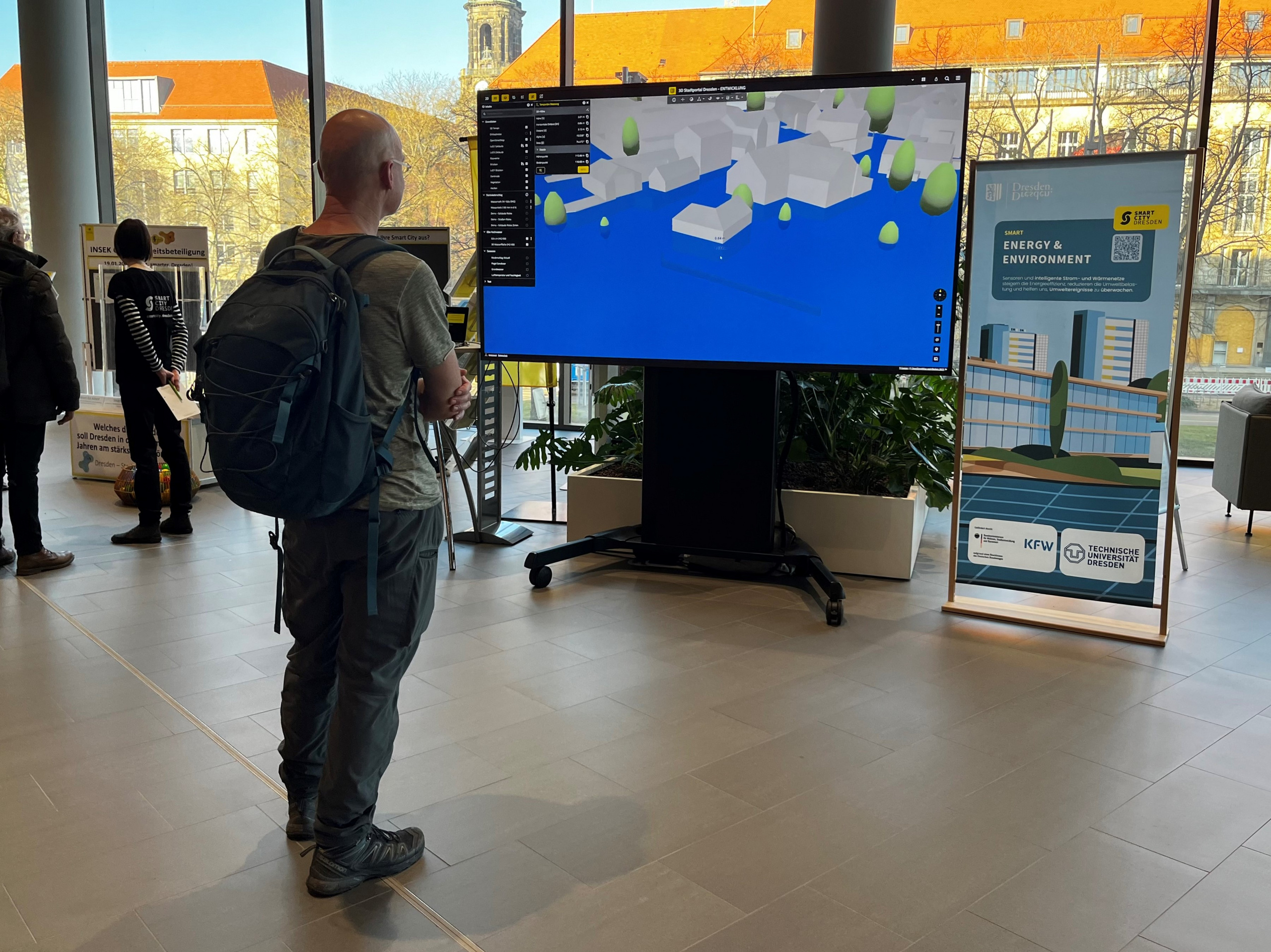 Ein Mann betrachtet eine Visualisierung auf einem Bildschirm