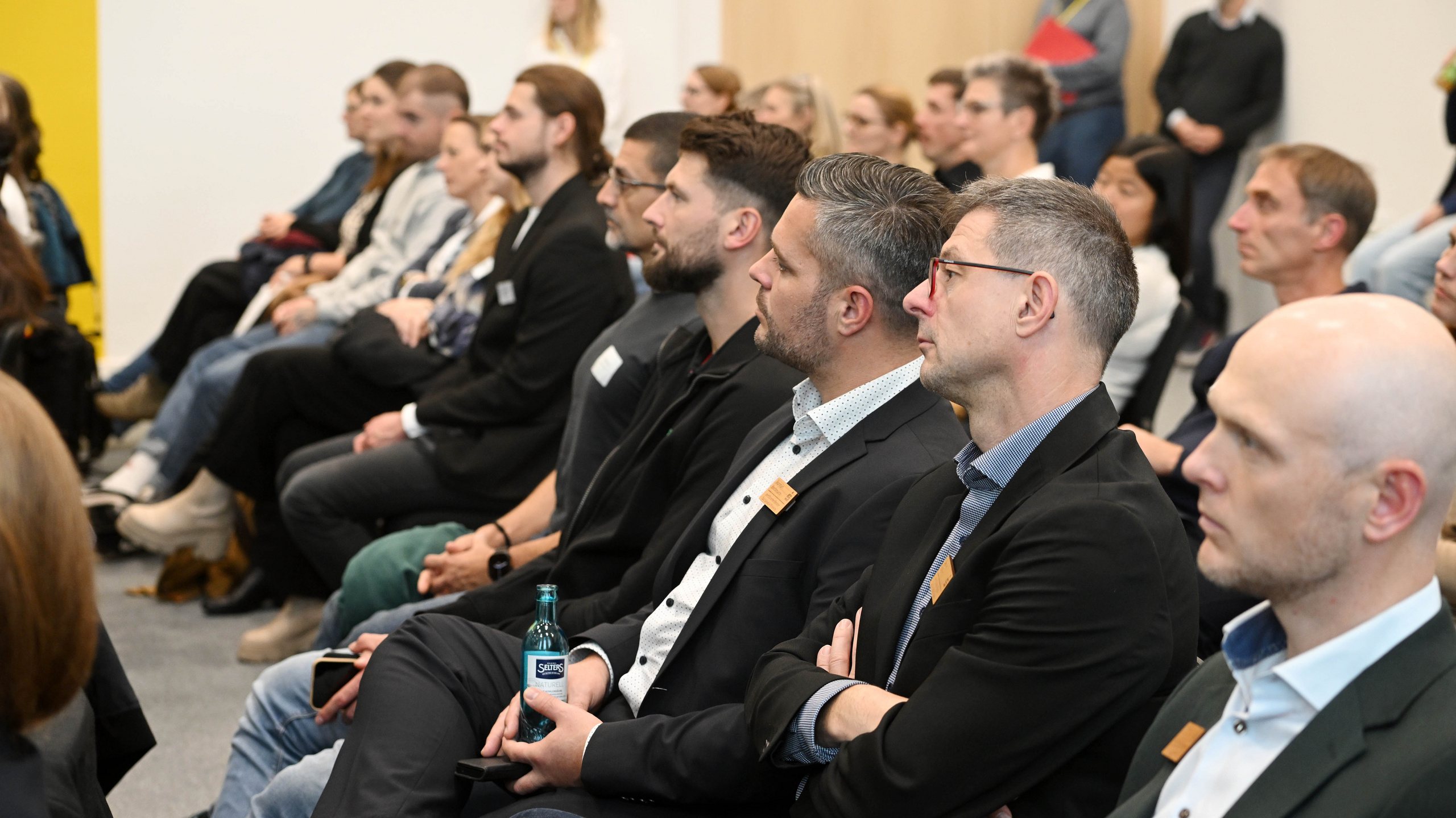 Sitzendes Publikum lauscht dem Programm