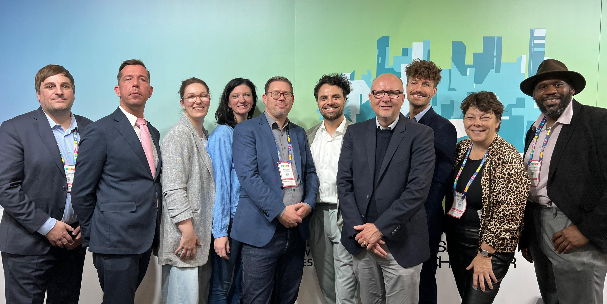 Blick in die Messehalle mit zahlreichen Teilnehmenden