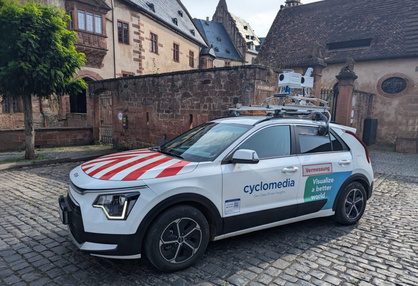 Aufnahmefahrzeug mit Kamera und Laserscanner auf dem Dach