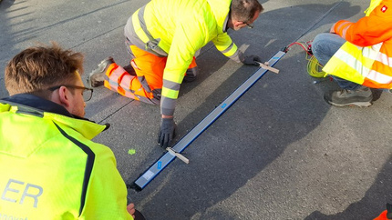 Installation Achlastwaage in einer Straße