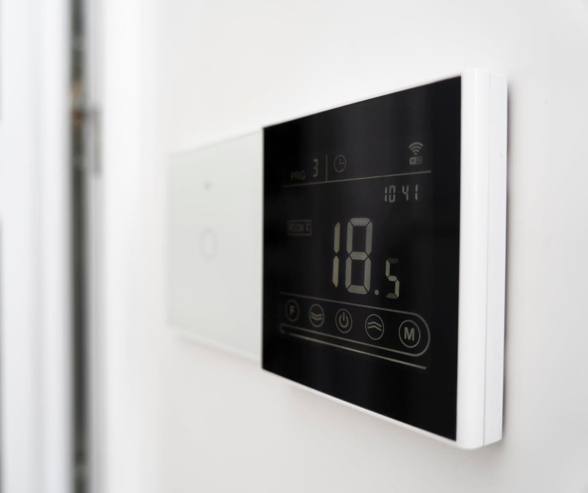Smart-Home-Steuerpanel an einer Wand